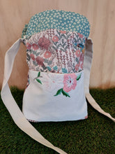 Load image into Gallery viewer, Dolls House Bag & Bed Set